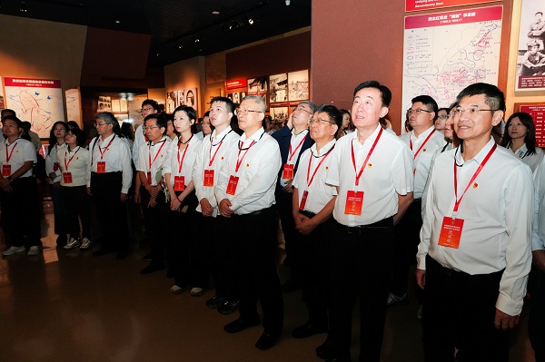 041788507243157233.jpg 倾听延安革命斗争历史讲解.JPG