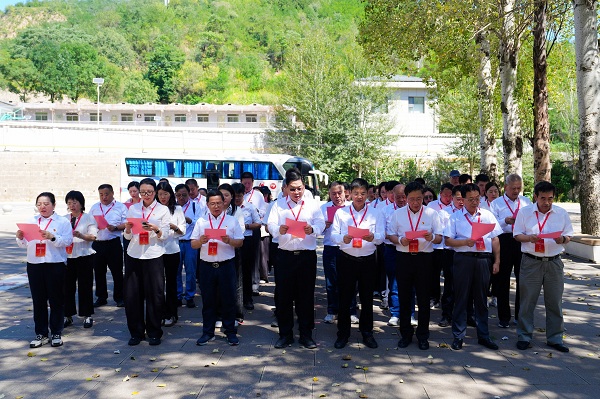 041788507256376940.jpg 齐声诵读《为人民服务》全文.JPG