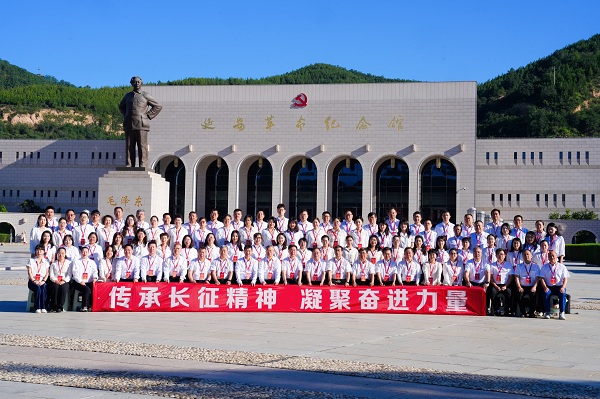 041788507269512953.jpg 全体代表在延安革命纪念馆前合影.JPG
